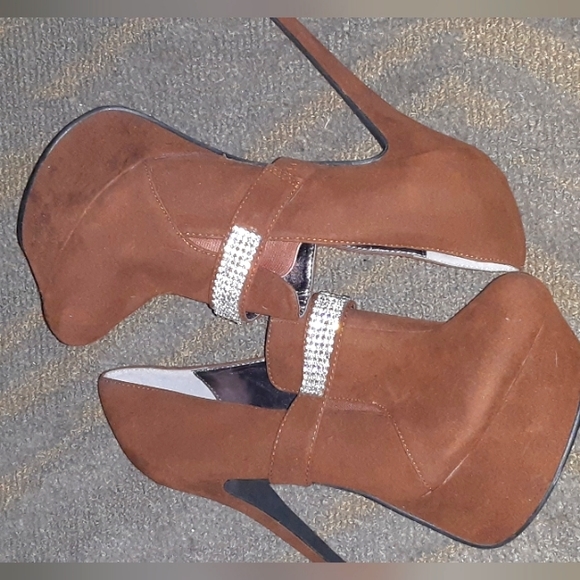 Mark & Maddux Shoes - Mark&Maddux size 10 6inch bedazzle platform heels new not  worn Imperfections